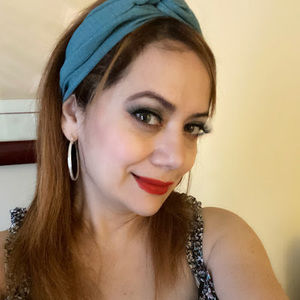 Meet your Posher, Deyanira